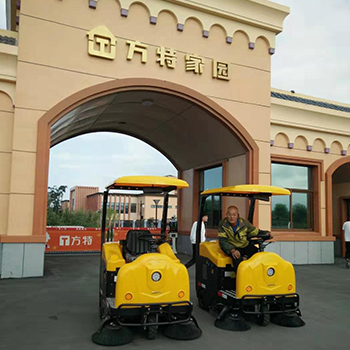 方特家園采購(gòu)掃地車(chē)代替物業(yè).jpg